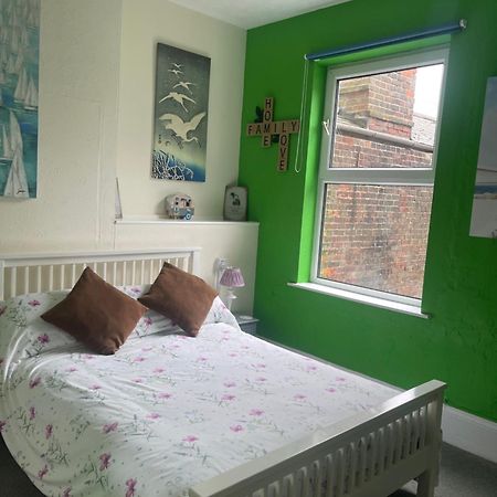 Henrys On The Prom Bed & Breakfast Great Yarmouth Exterior photo