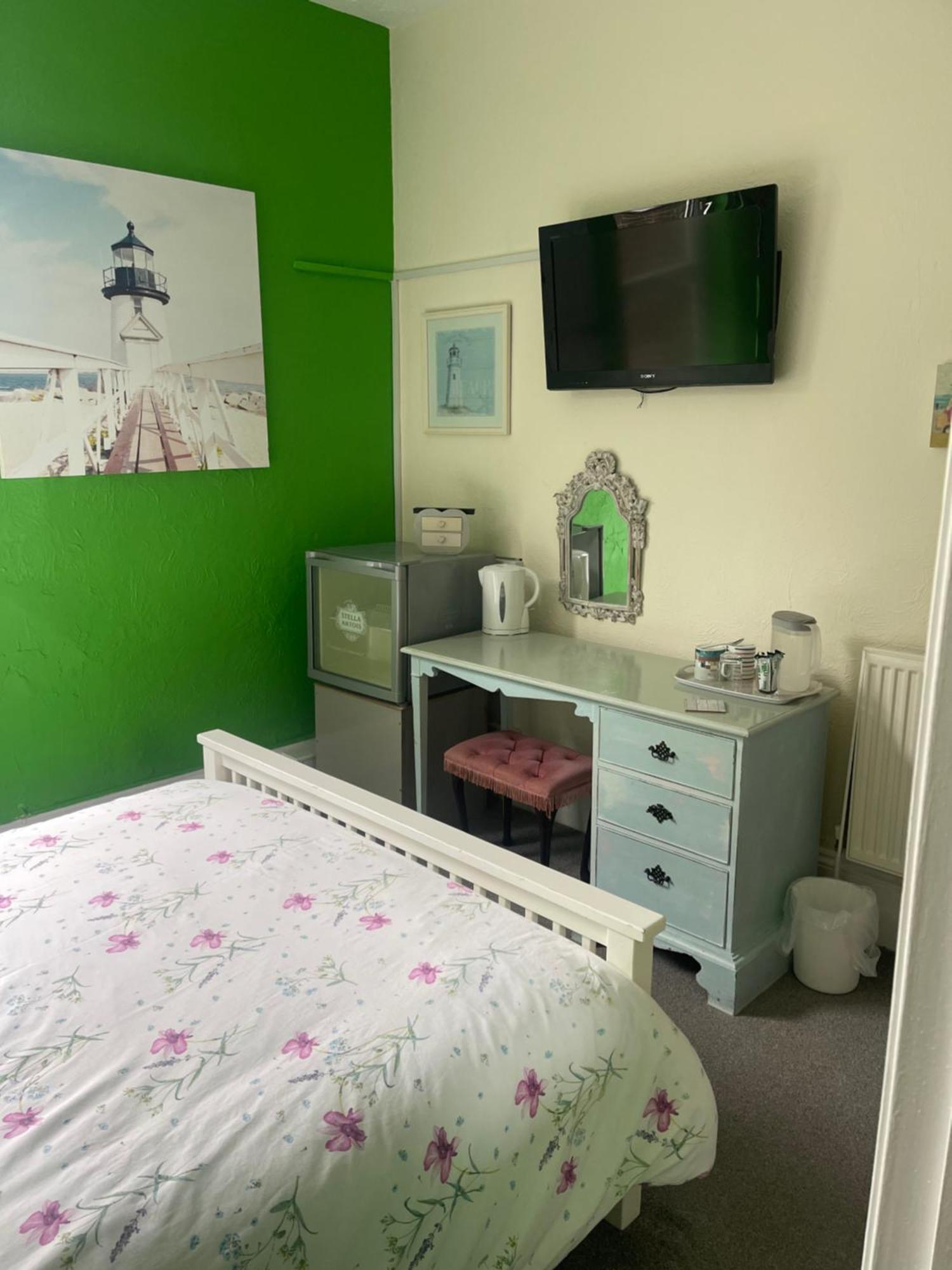 Henrys On The Prom Bed & Breakfast Great Yarmouth Exterior photo