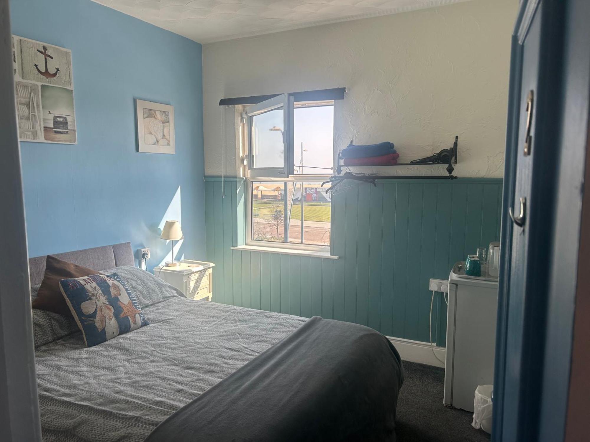 Henrys On The Prom Bed & Breakfast Great Yarmouth Exterior photo